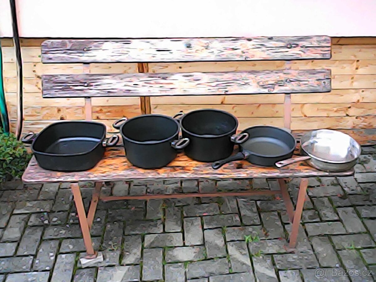 nádobí-kastroly-pěkný stav