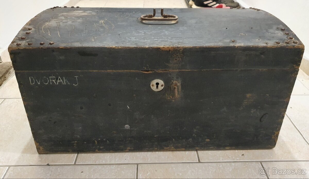 RU starý dřevěný vojenský kufr