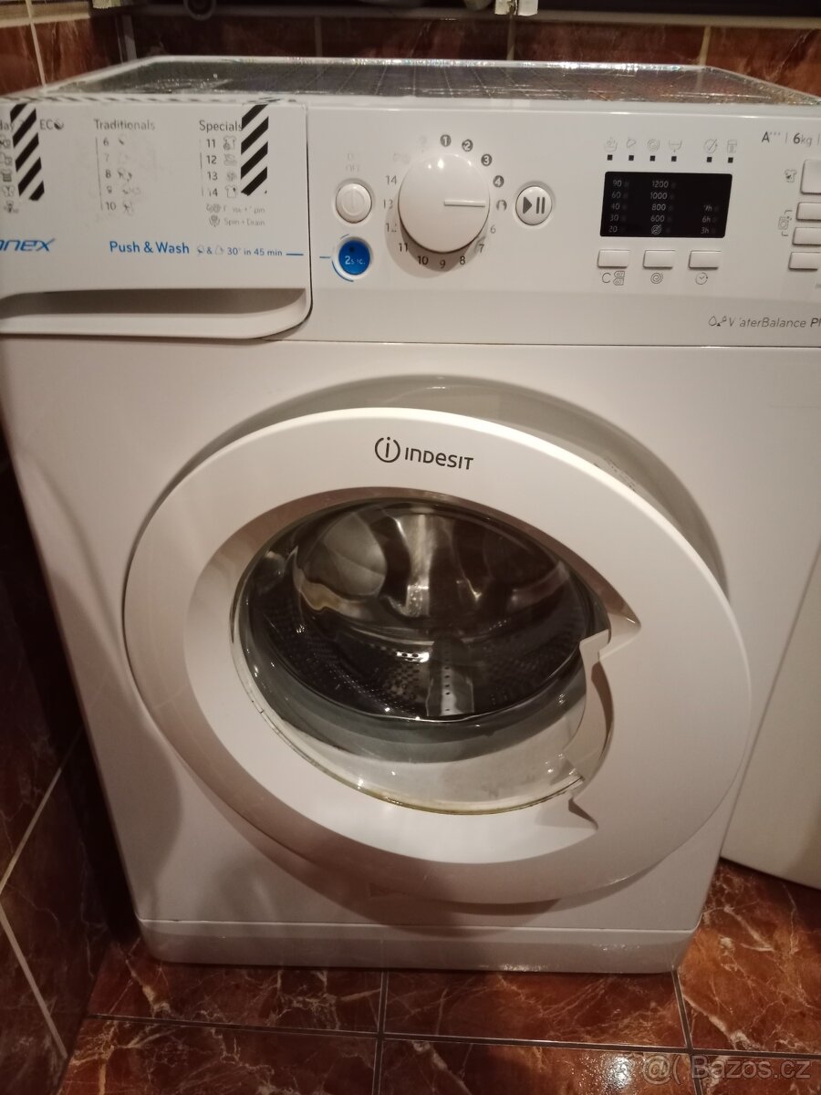 INDESIT slim pračka 2.700kč pere super