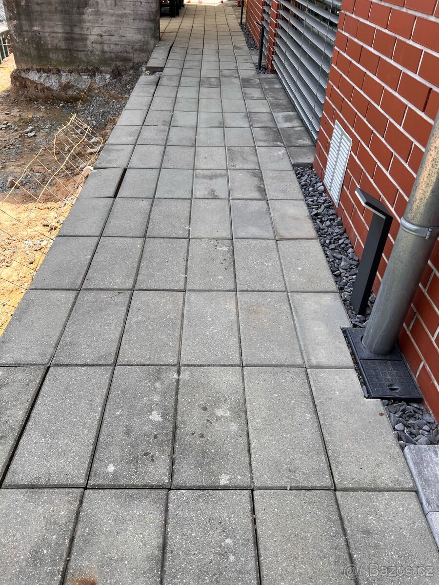 Použitá dlažba – přírodní beton, cca 300 ks – za odvoz