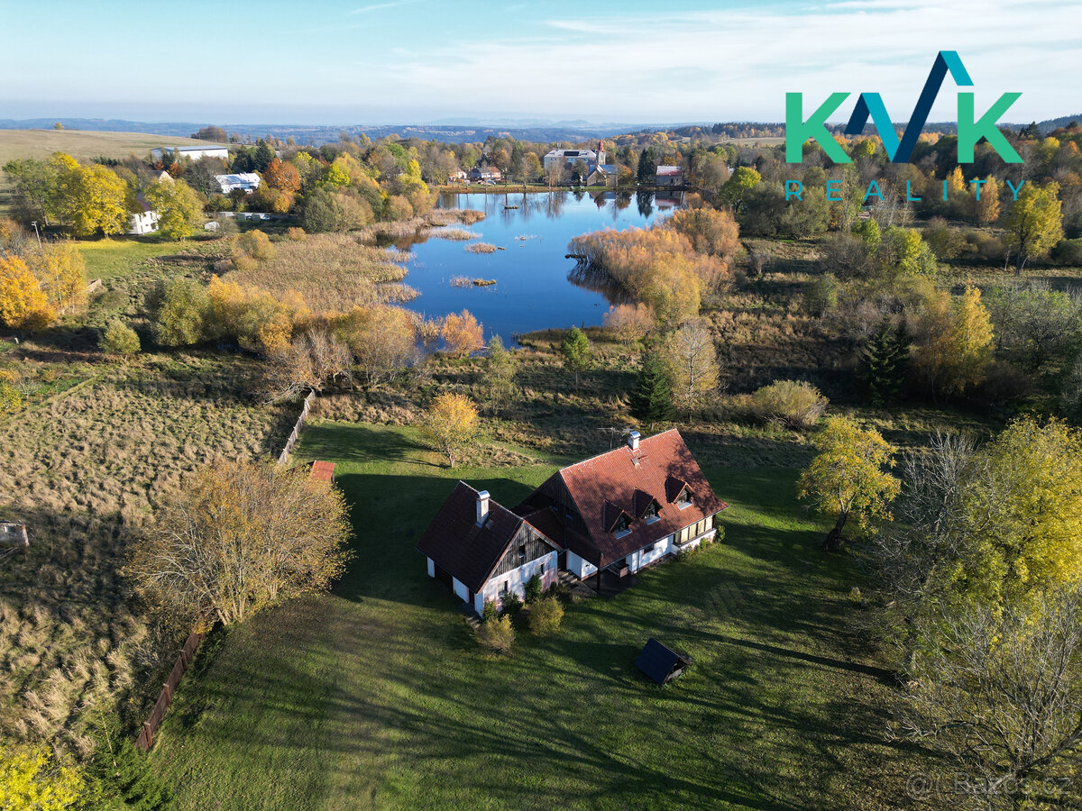 Nádherný rodinný dům u rybníka s pozemkem o rozloze 10355 m²