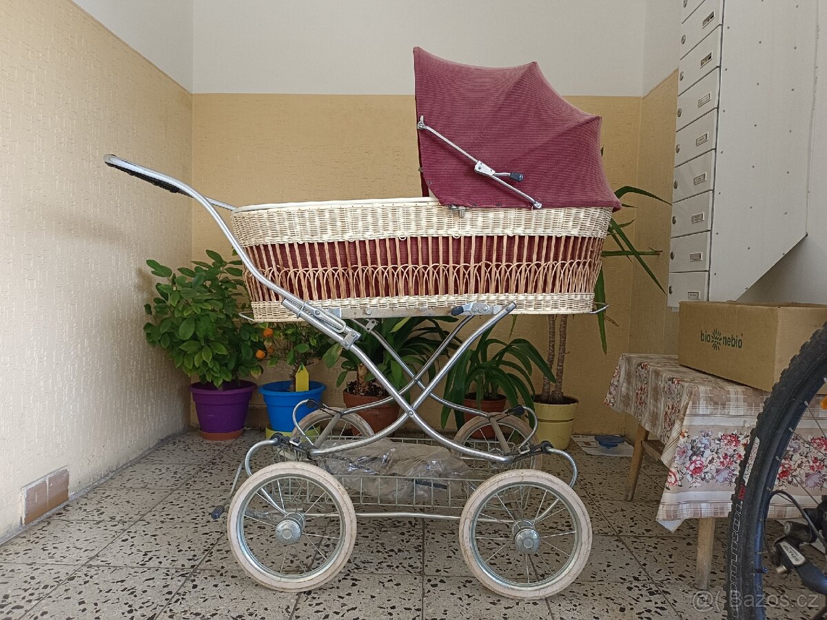 Prodám retro houpací kočárek