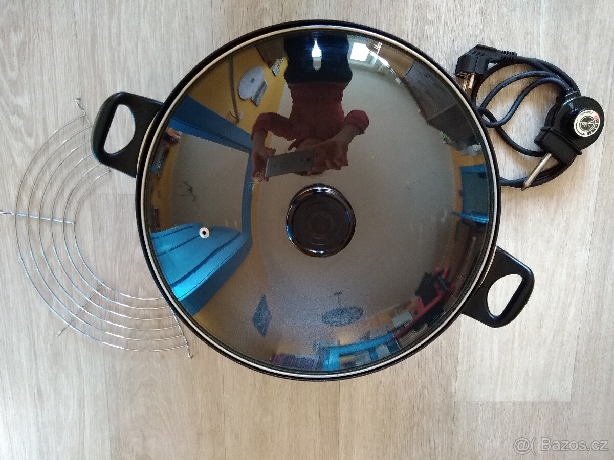 Elektrická pánev WOK SEW-36 teflonová, 900 Kč