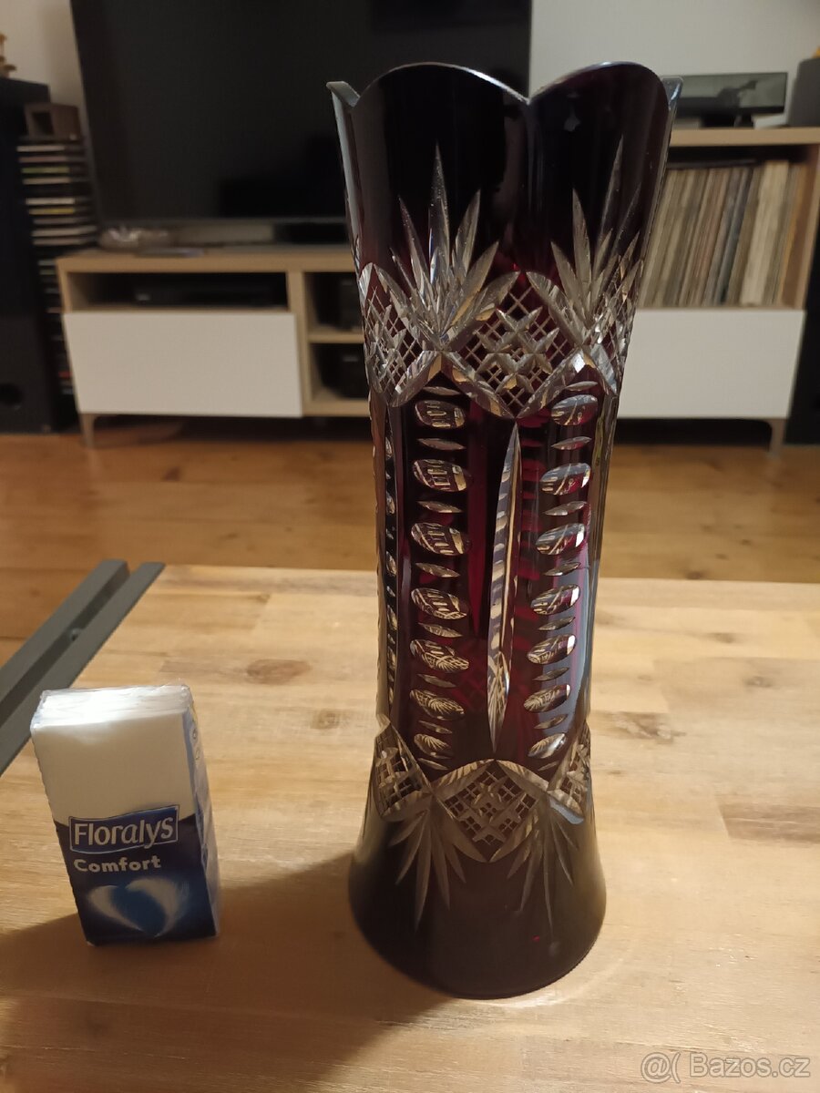Skleněné váza, rubínové sklo