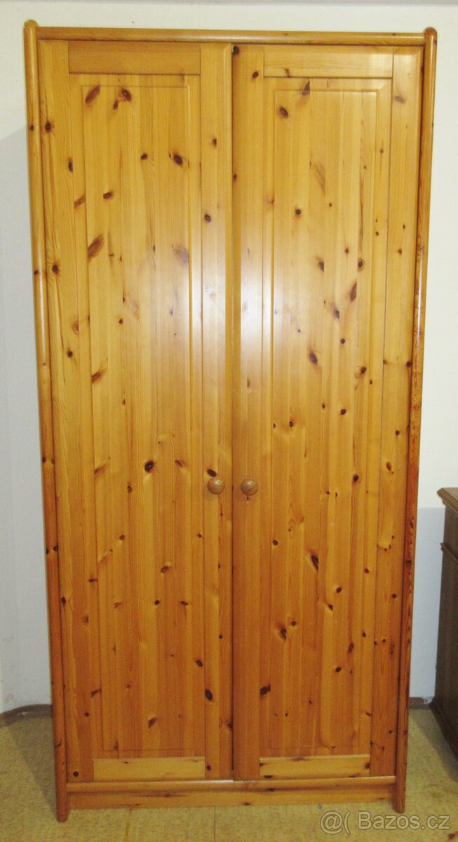 borovicová šatní skříň dvoudveřová - celomasiv