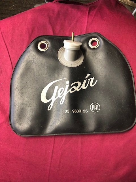ODSTŘIKOVAČ  GEJZÍR