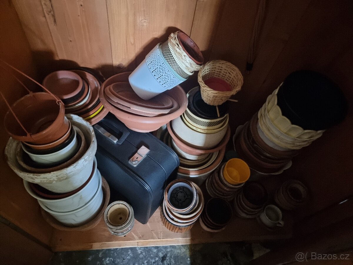 Prodám květináče viz foto. Cena 200kč za vše.