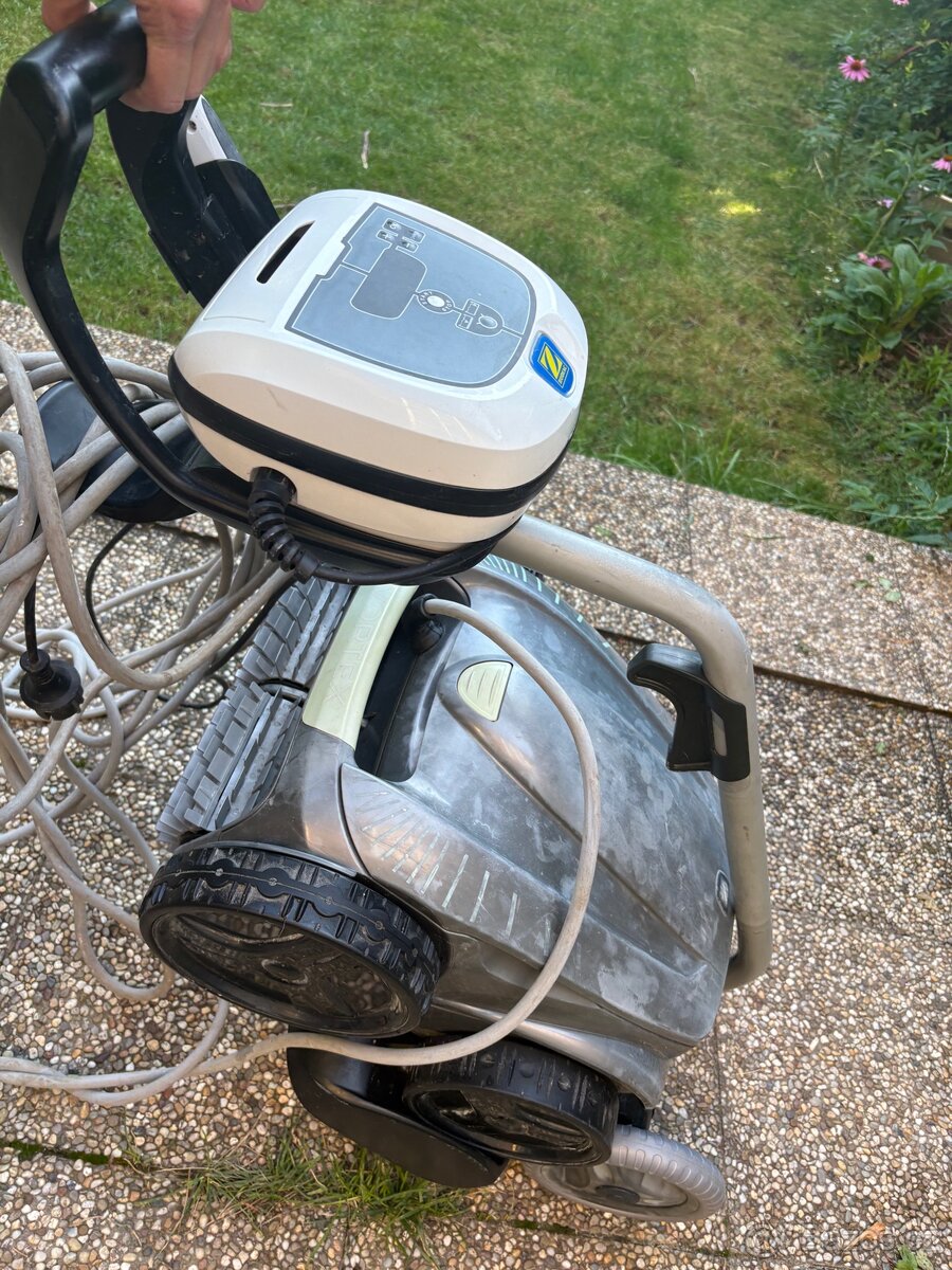 Bazénový vysavač Zodiac Vortex AV35050 s ovladačem a vozíkem