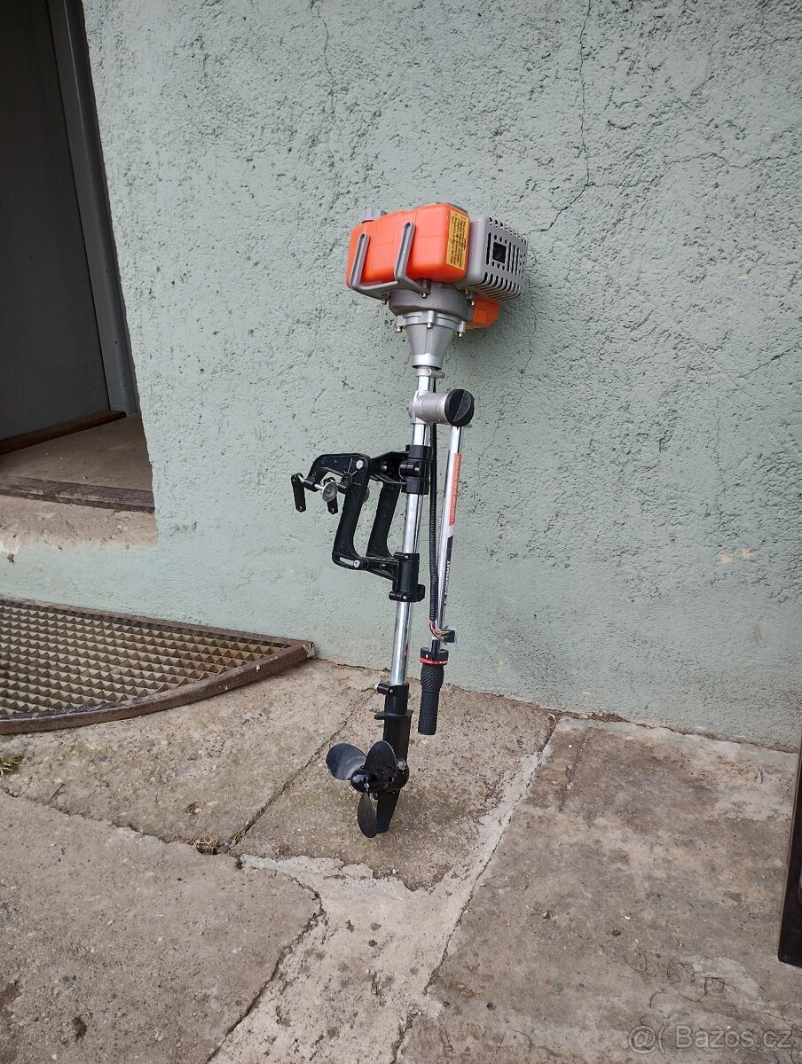 Motor na loď