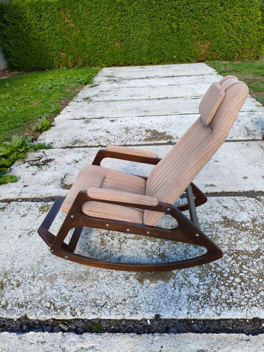 Staré desigenové houpací retro křeslo ÚLUV