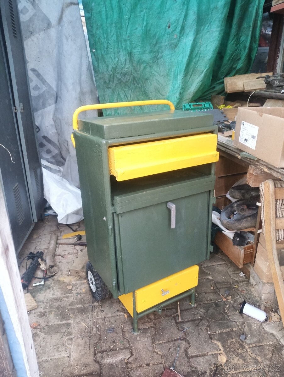 Pojízdná skříň na nářadí s pracovní deskou a šuplíky