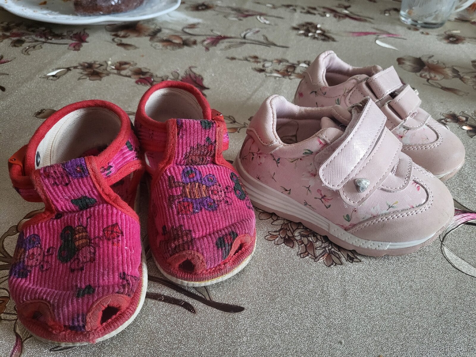 Tenisky a papučky vel. 20.