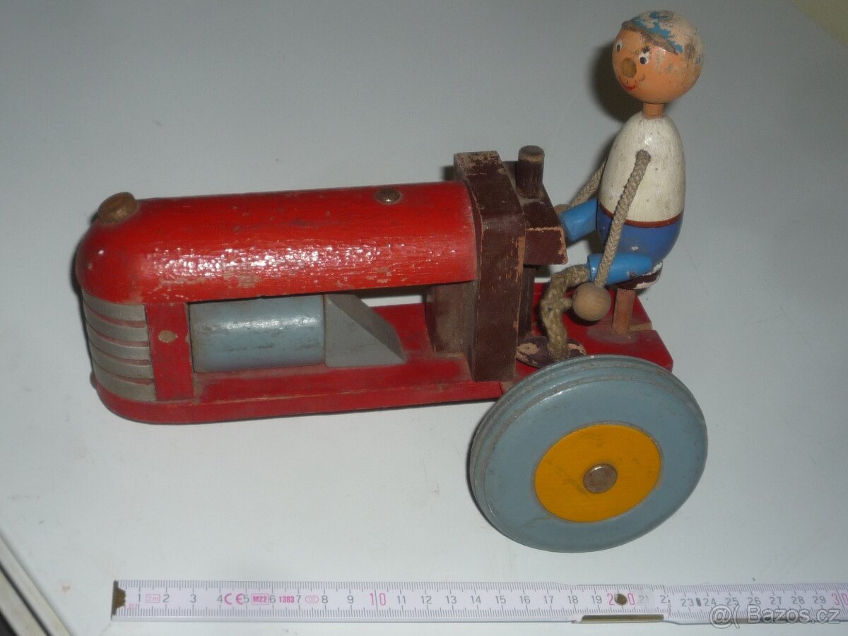 Prodám různé plechové a dřevěné hračky. Dřevěný červený trak