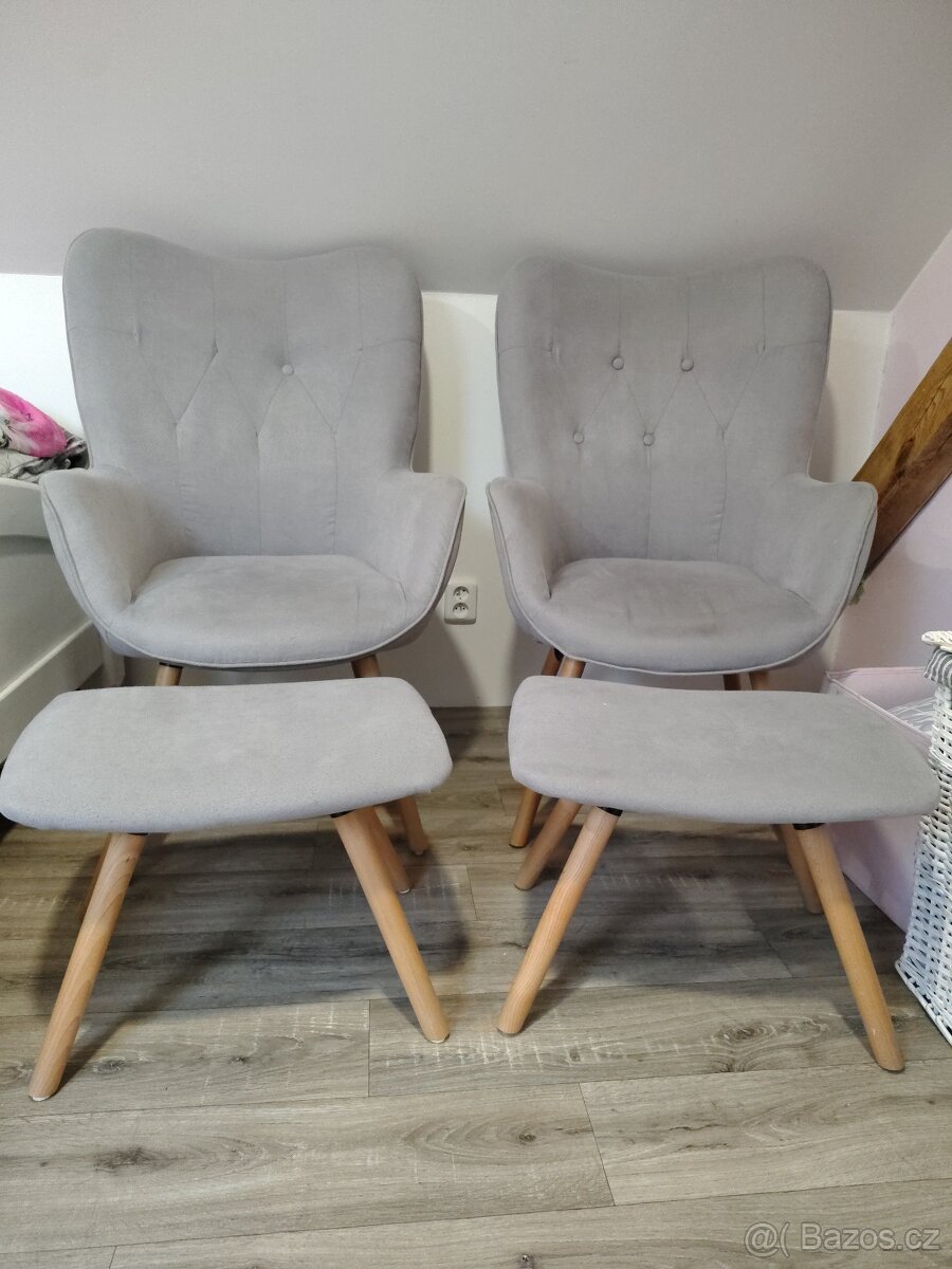 2 křesílka s podnožkami