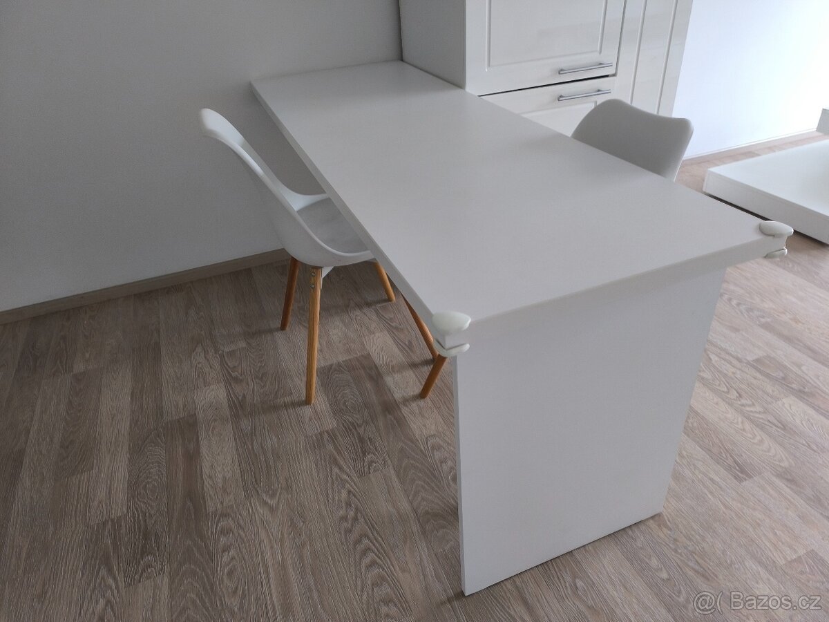 Mix nábytku (skříň, police, konferenční stolek, stůl..)