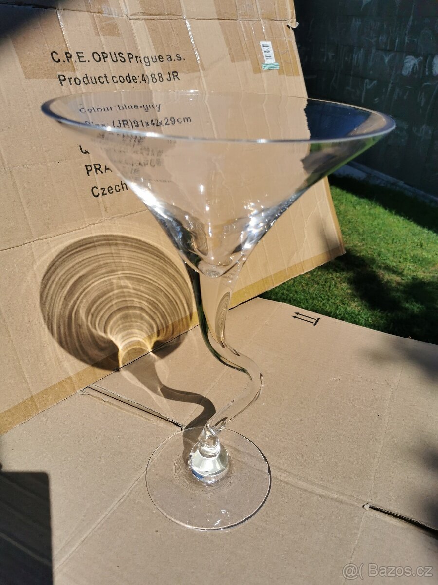 Velká / obří sklenice / číše s prohnutou stopkou