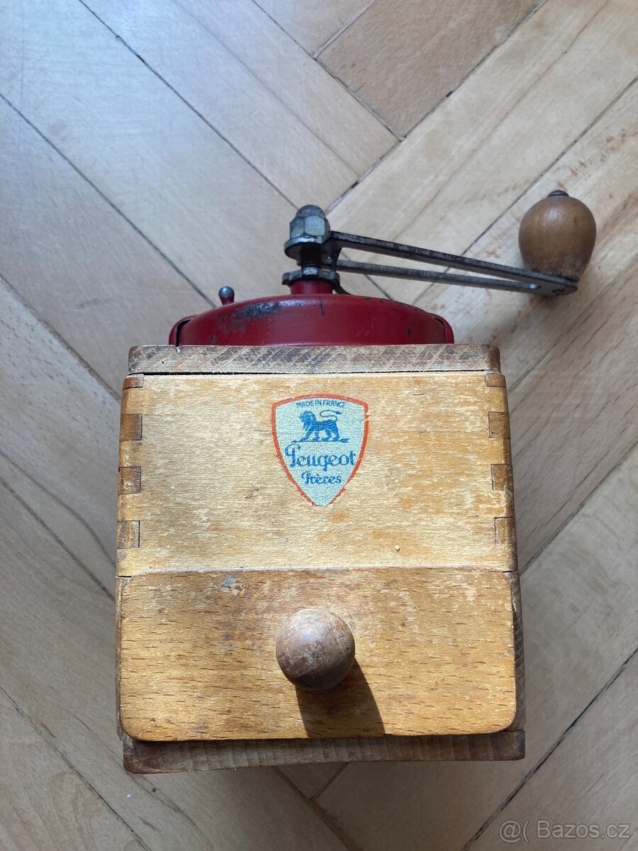 Starý dřevěný mlýnek Peugeot