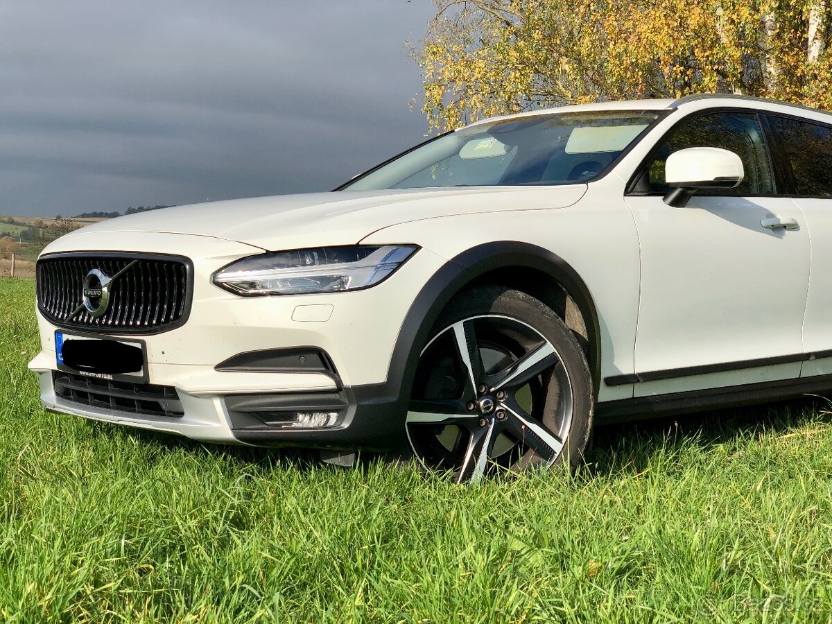 Volvo V90 Cross Country D4 AWD – raritní manuál, top stav