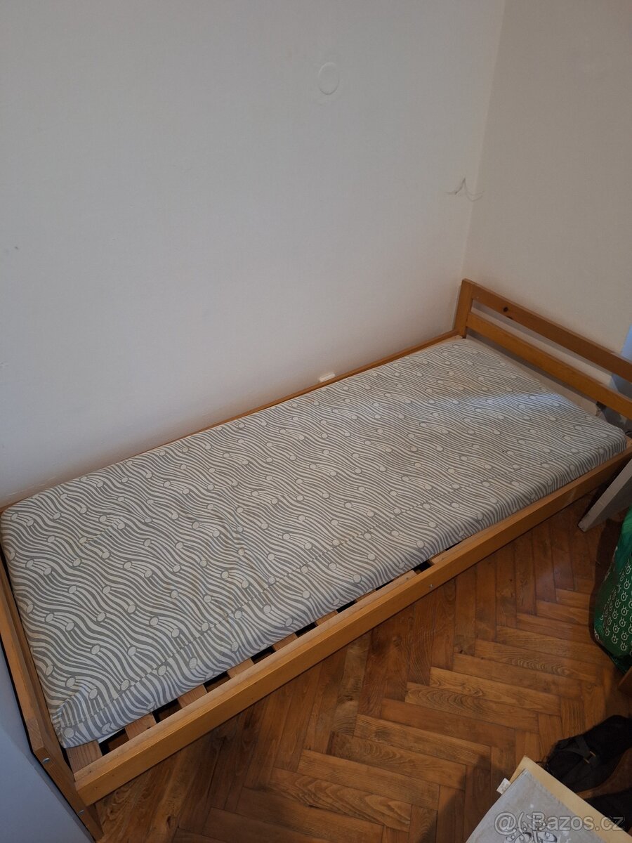 Jednoduchá postel s matrací