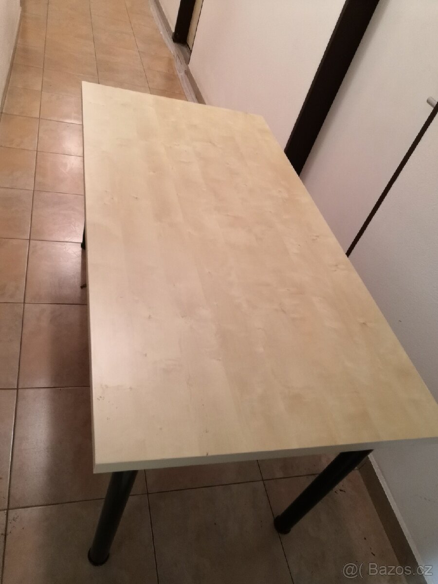 Židle a stoly