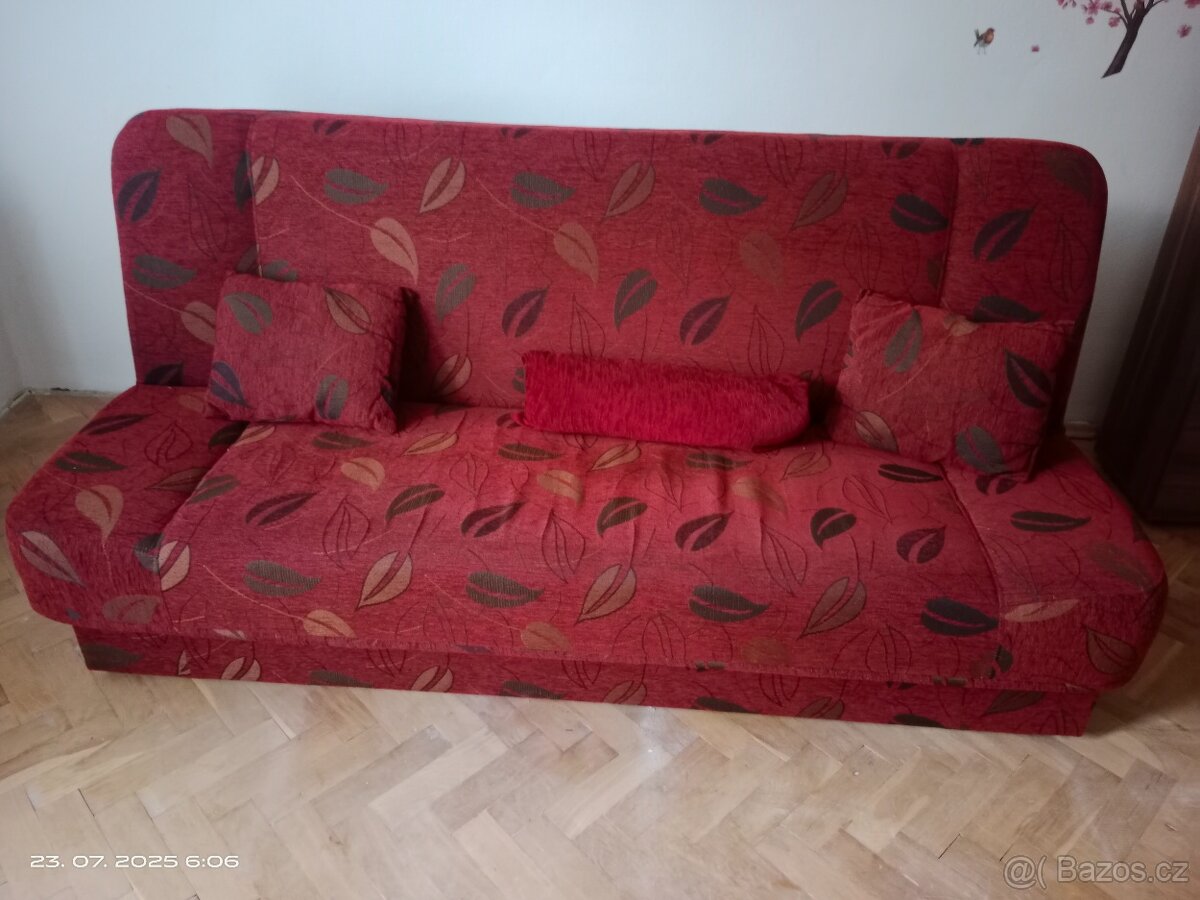 Rozkládací gauč s kresilky