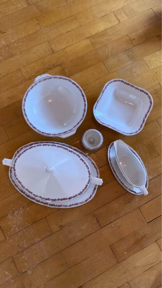 Sada porcelánového nádobí