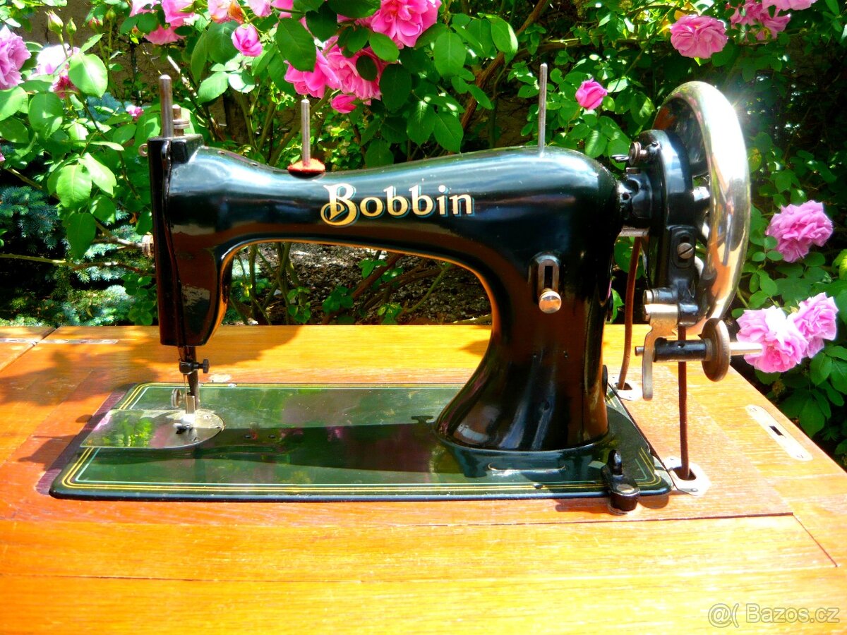 Starožitný cca 100 let starý skříňový šicí stroj