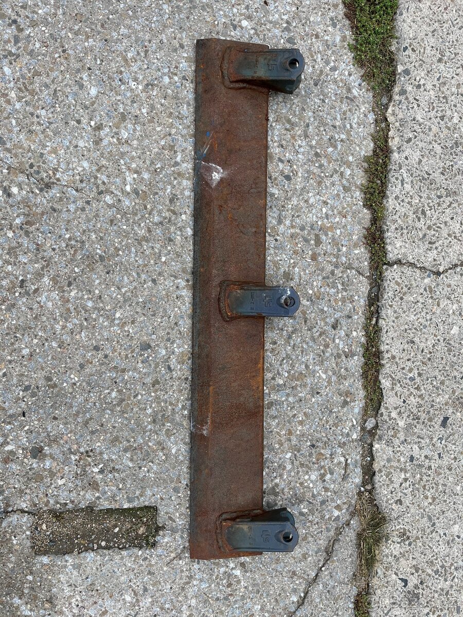 Břit-pravítko na lžíci bagru (Takeuchi)