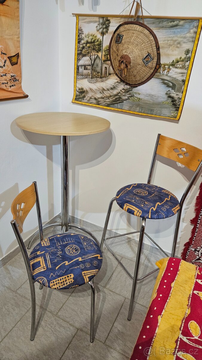 Prodám barový stolek s barovými židlemi