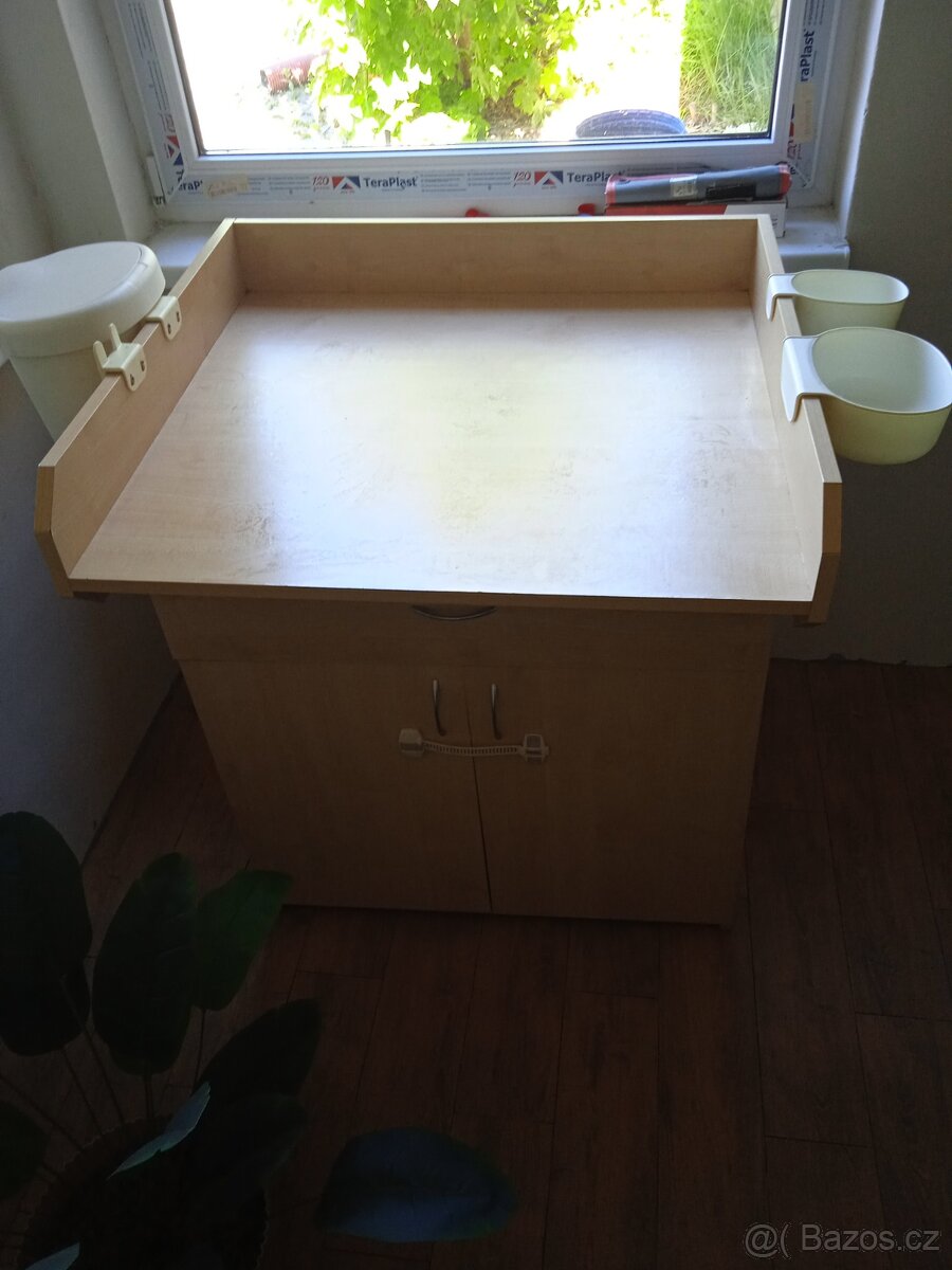 Přebalovací pult z masivu