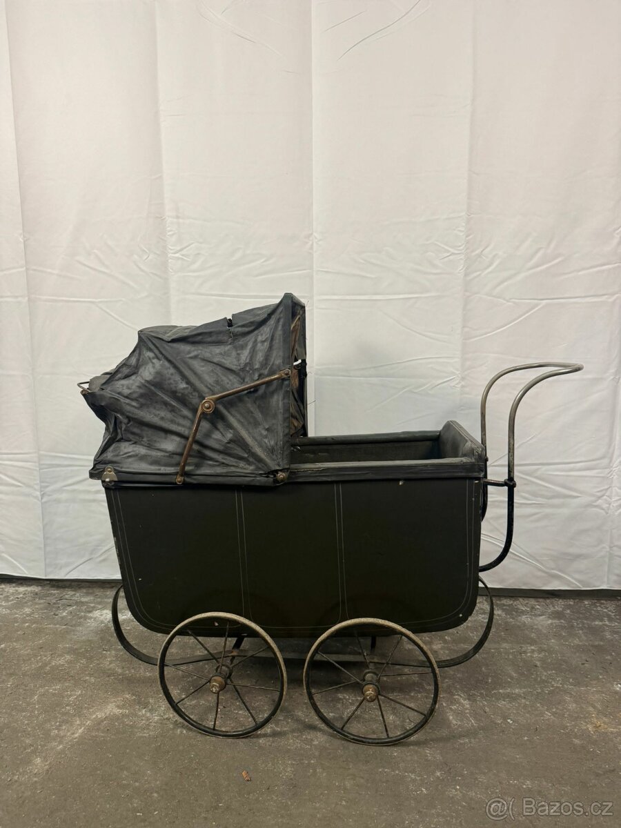 Historický kočárek pro panenku (137017)