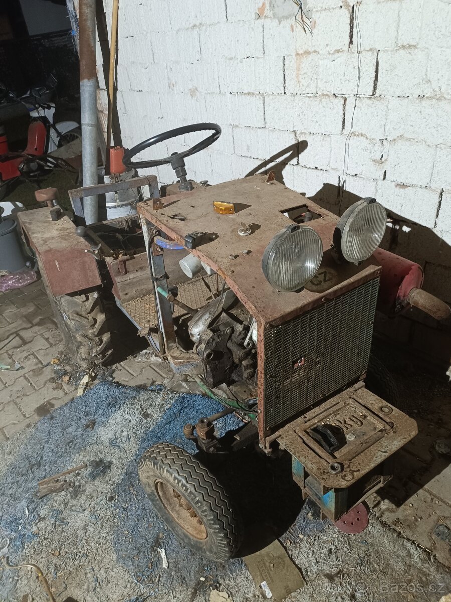 Prodám traktor domácí výroby motor Jawa