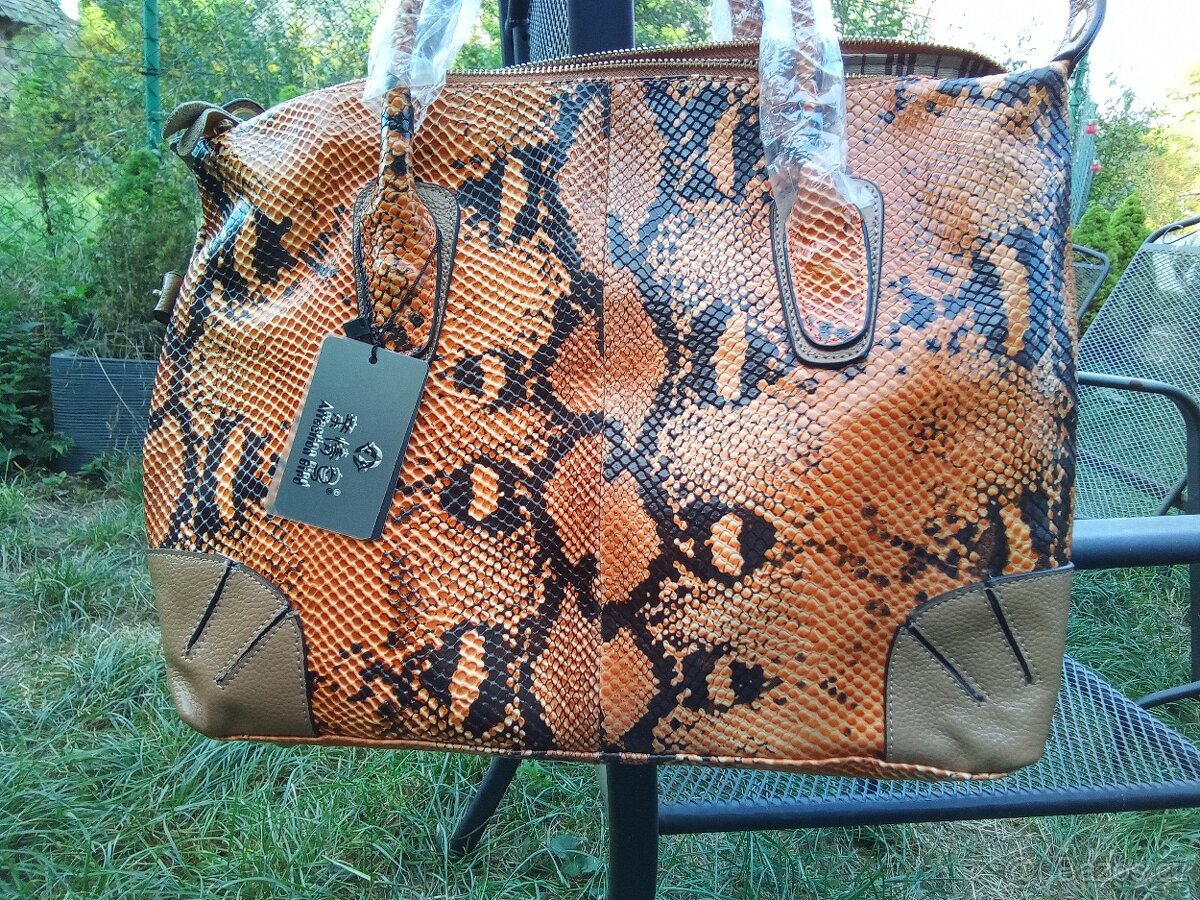 HNĚDÁ KOŽENÁ KABELKA S MOTIVEM HADA