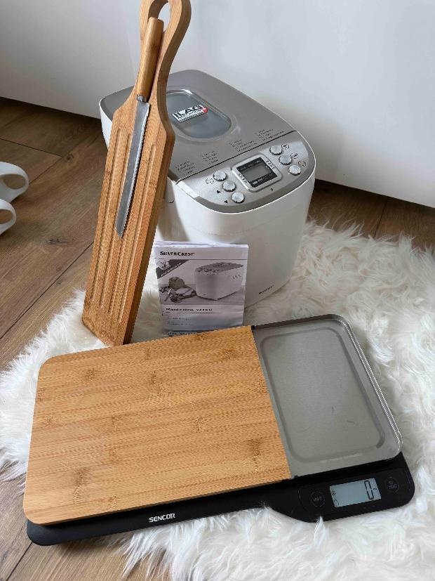 Domácí pekárna Silvecrest, váha Sencor a prkénko