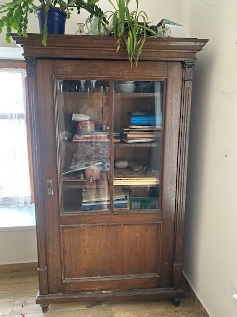 Stará prosklená vitrína