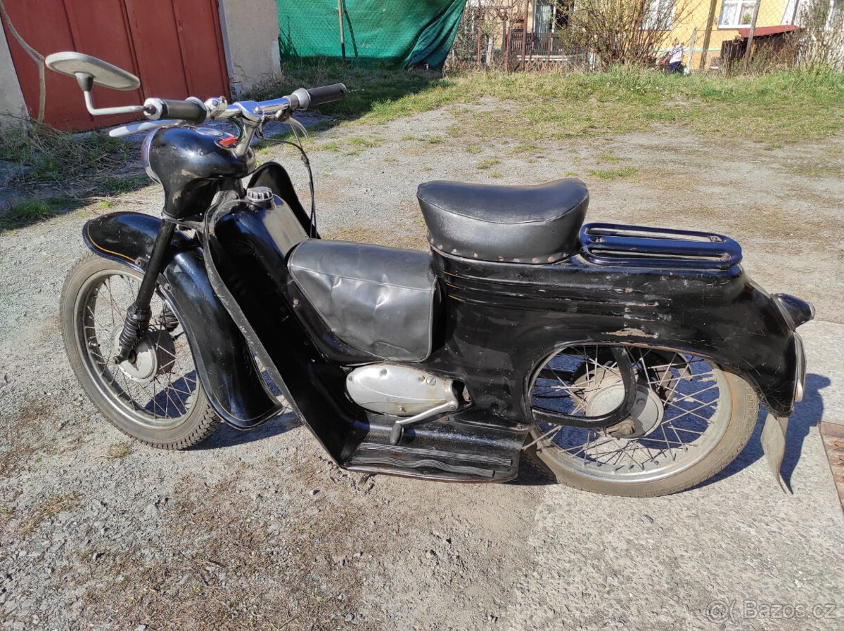 Jawa 555 Pionýr v neobvyklé originální černé barvě