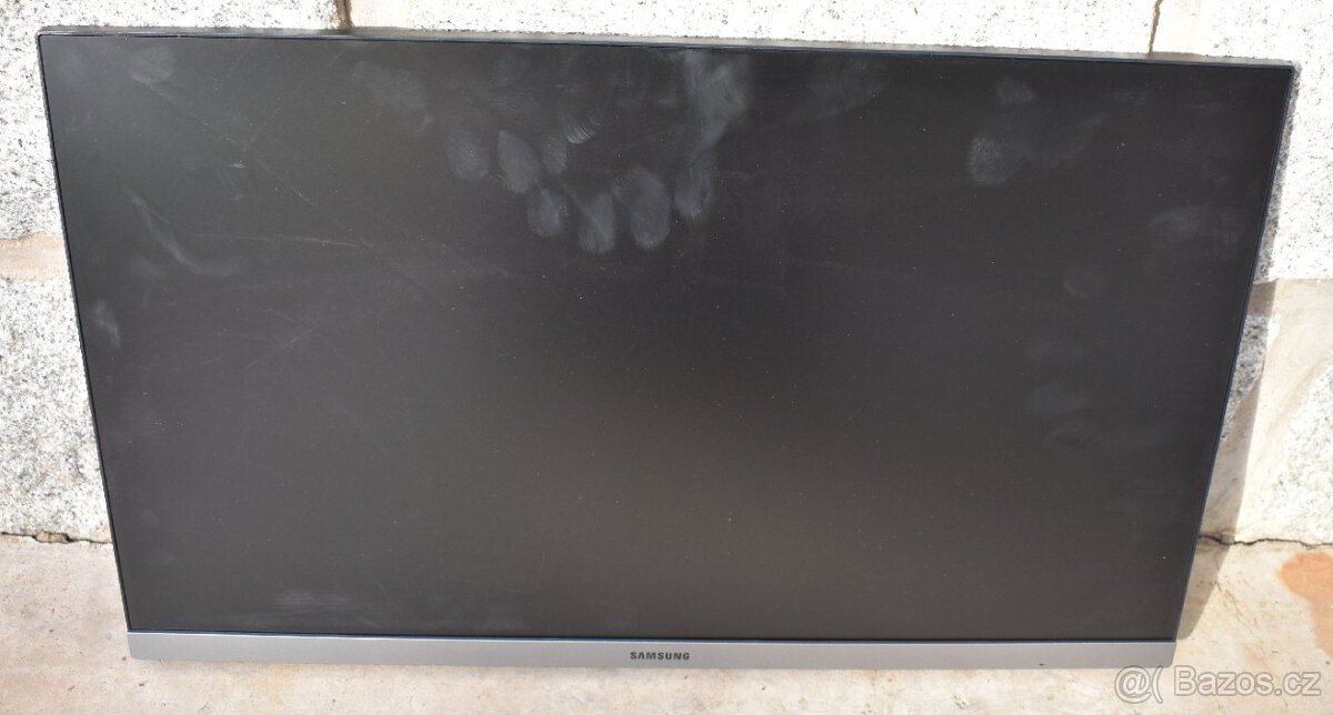 Monitor Samsung S24R350FH s poškozeným panelem