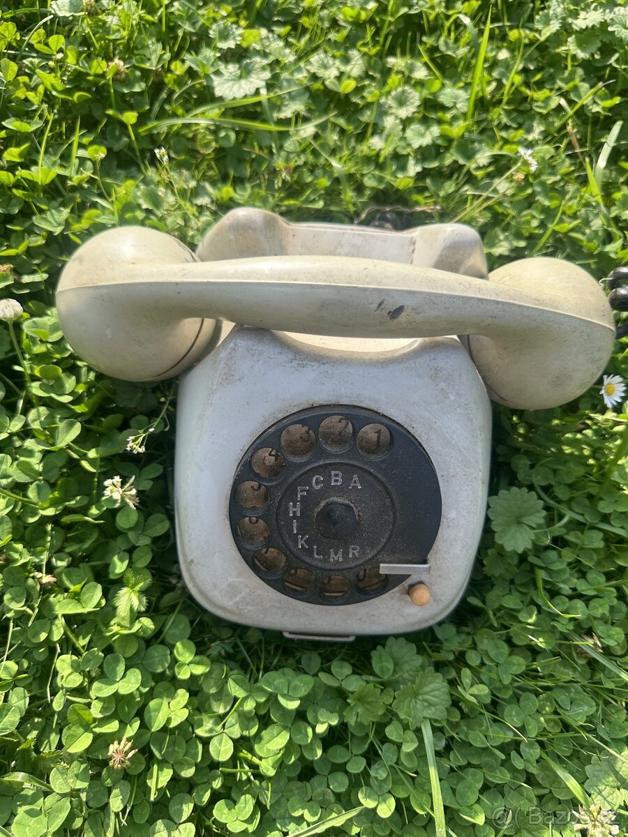 Starý retro telefon Tesla.