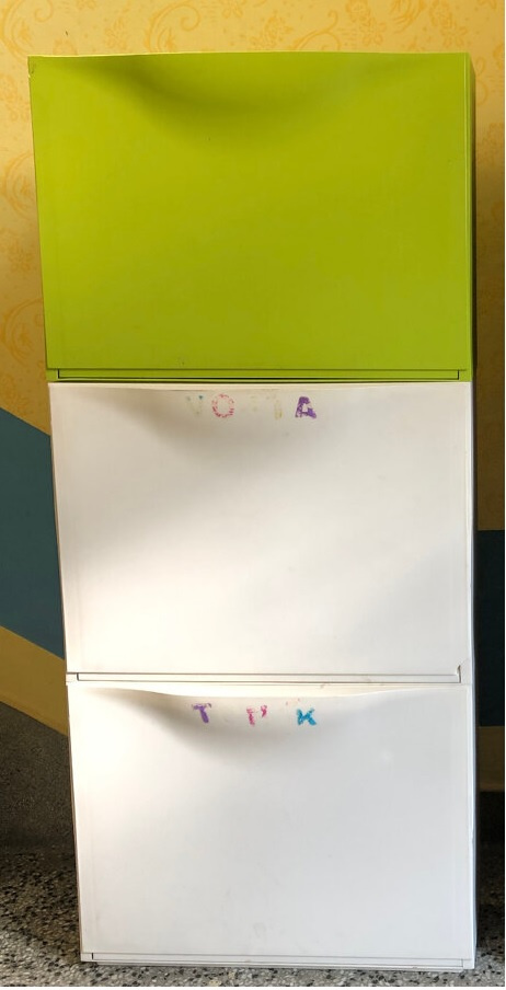 Ikea Trones plastové botníky. 2x bílá + 1x zelená