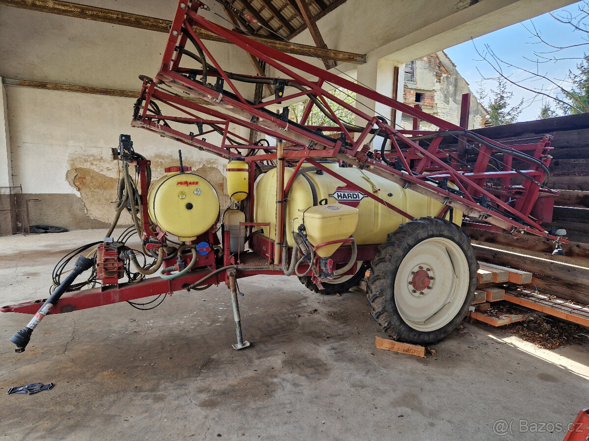 Tažený postřikovač HARDI TR 2000 l / 18