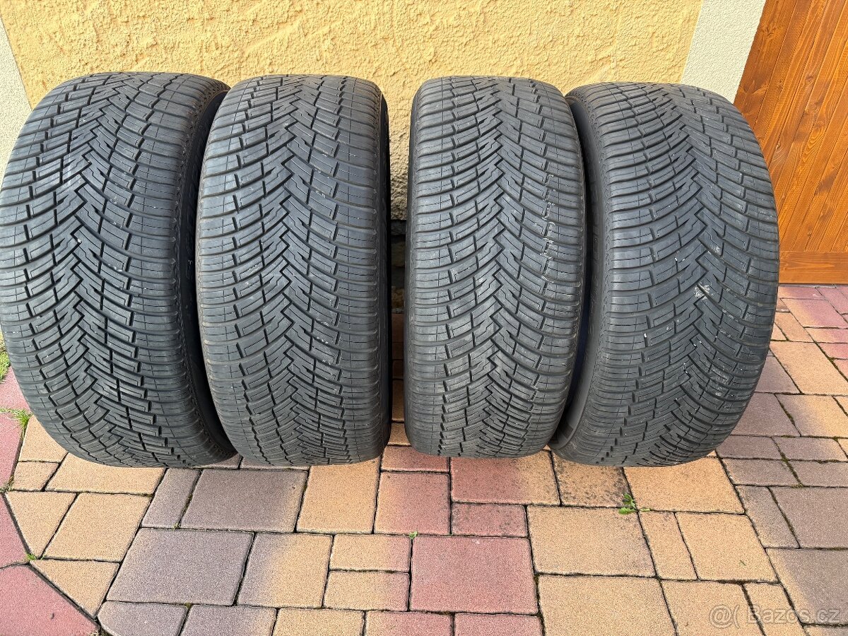 Prodám pneumatiky Pirelli Scorpion o rozměru 255/45,R19.