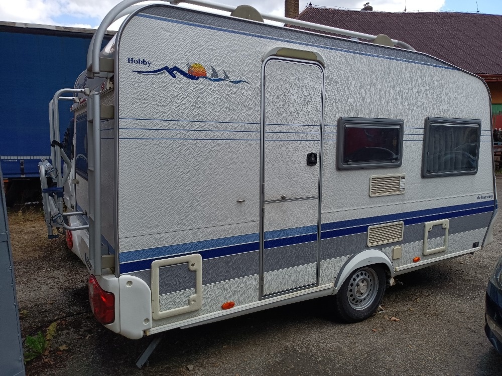 Obytný přívěs-karavan Hobby 400 deluxe Easy s pojezdem.