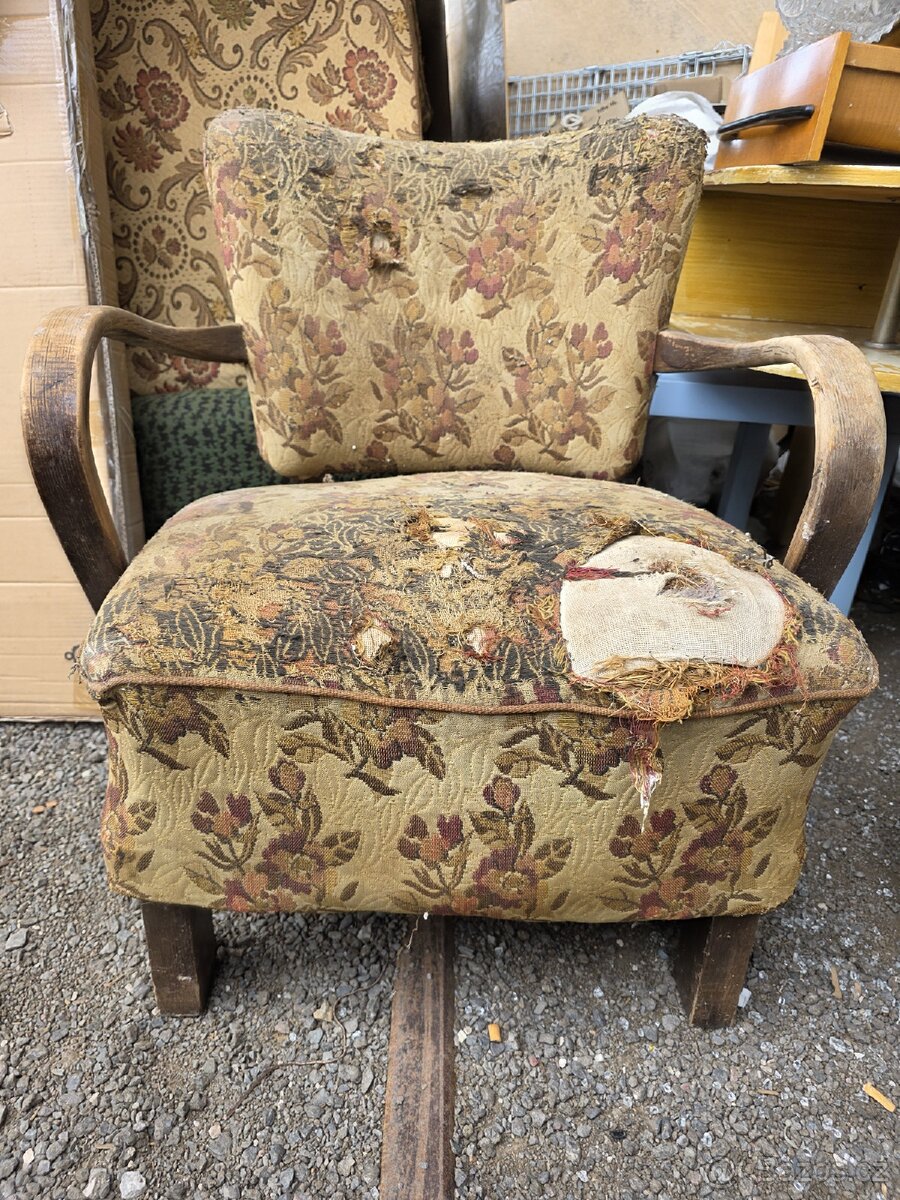 Staré křeslo Halabala