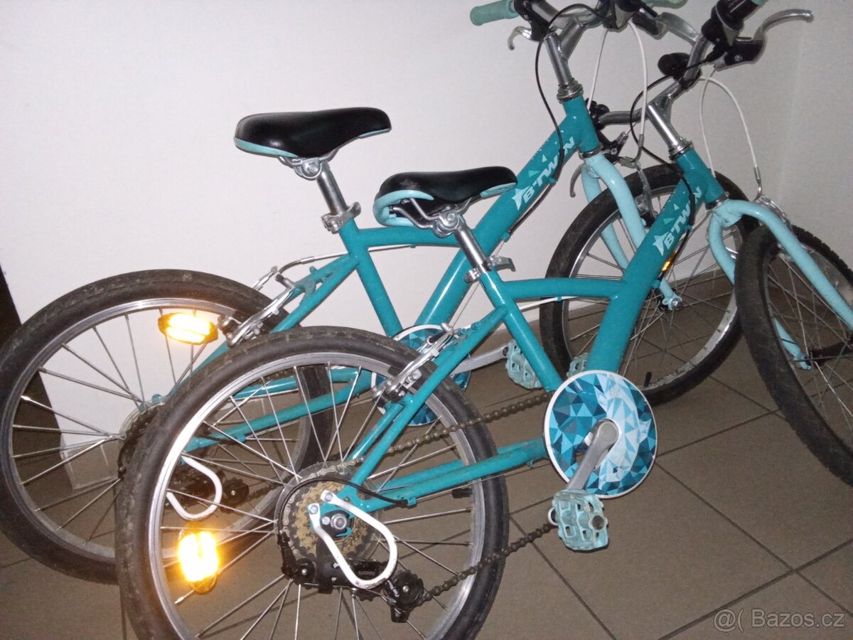 Dvě krásná tyrkysová kola decathlon