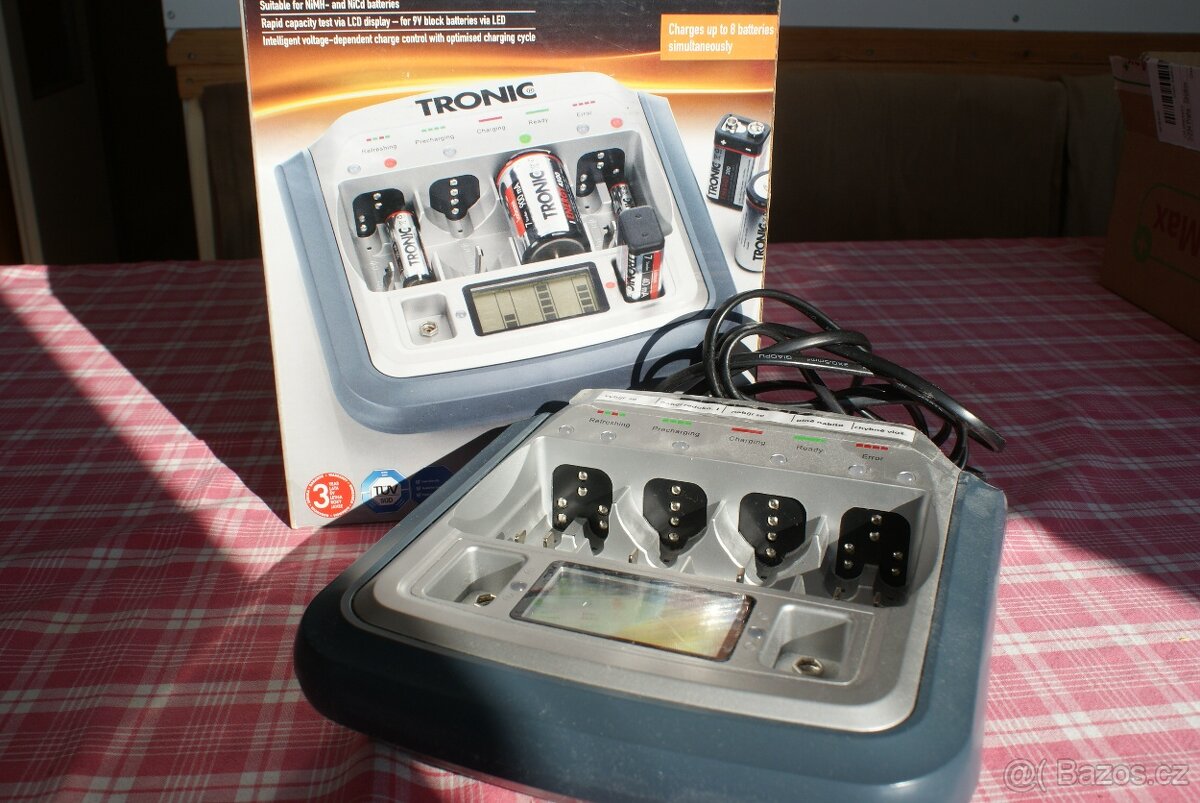 Univerzální  nabíječka  kulatých  a  9V  baterije.