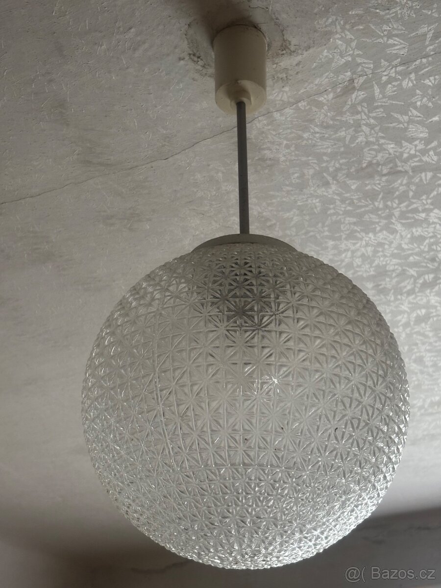 Skleněný ozdobný lustr koule