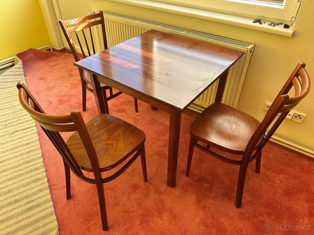 TON/Thonet jídelní set – stůl 80×80 + ohýbané židle, masiv