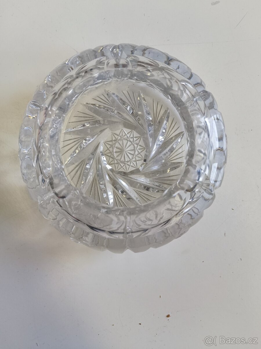 Broušený skleněný popelník s hvězdicovým motivem