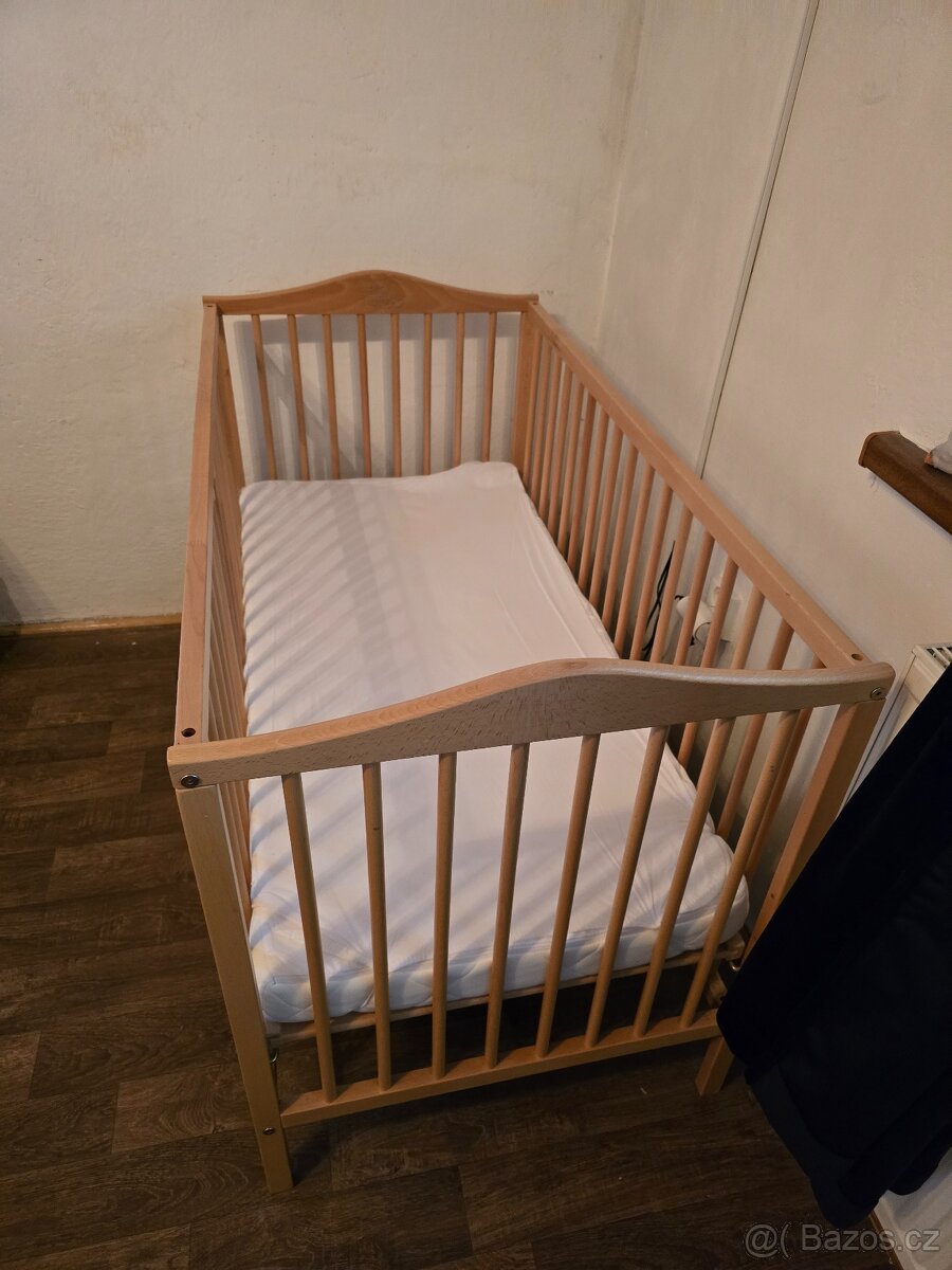 Dětská dřevěná postýlka