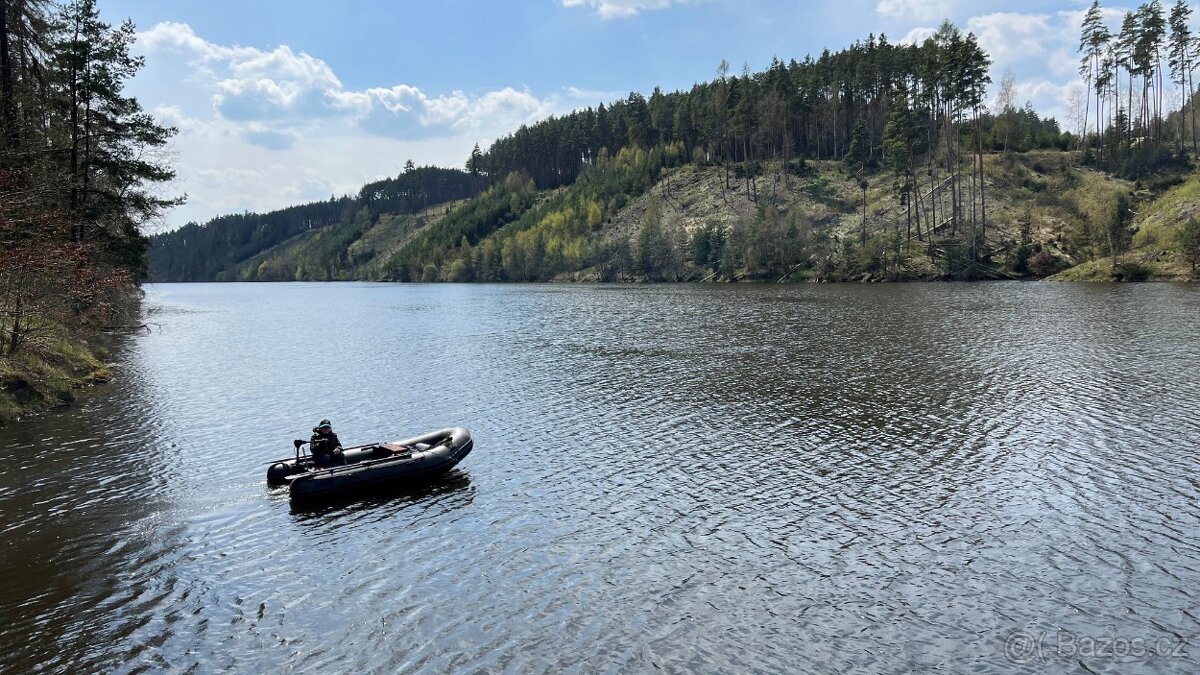 Nafukovací člun na ryby s veškerým příslušenstvím
